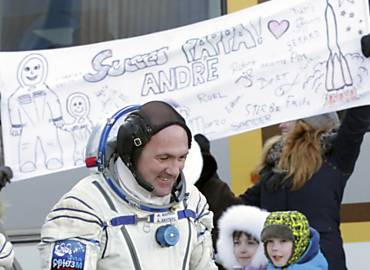 Familiares do astronauta holands Andre Kuipers desejam boa sorte antes da decolagem
