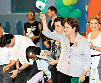 Dilma ganha bandeira e bon de catadores em celebrao de Natal ontem, em So Paulo