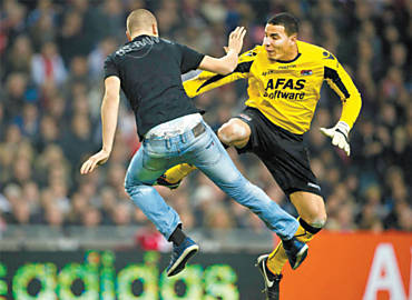 Esteban, goleiro do AZ, reage  agresso de torcedor em Amsterd