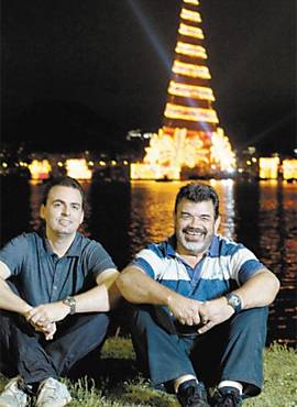Abel Gomes (direita) e o scio Flavio Machado em frente  rvore de Natal da Lagoa (Rio)