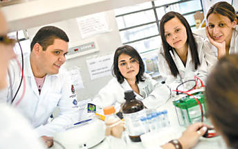 Os cientistas Marcos Vinicius Mendes Silva, Caroline Winck, Silvia Lima e Jeniffer dos Santos, em laboratrio na USP
