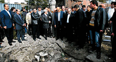 Delegao da Liga rabe inspeciona o local da exploso de um carro-bomba no centro de Damasco, a capital da Sria