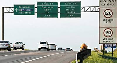 Placa na rodovia dos Bandeirantes indica que a via  monitorada por radares