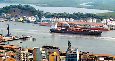 Navio de carga no porto de Santos (SP)