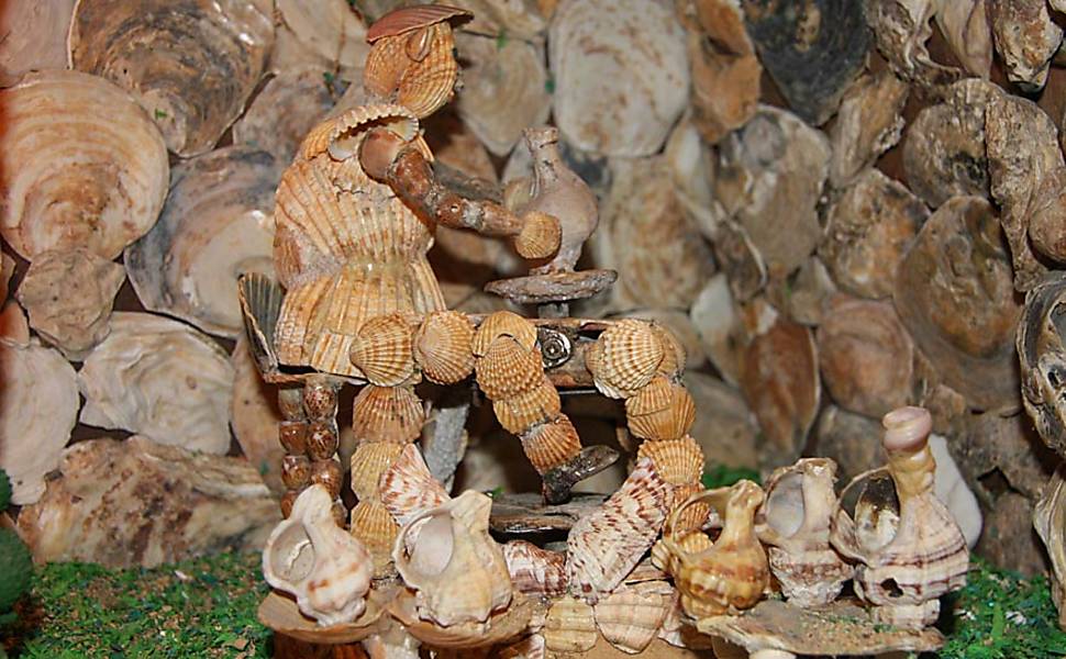 O espanhol Nicásio Nuñez, de 81 anos, começou a recolher conchas do mar em 1974 para criar um presépio. A sua obra foi crescendo de tal maneira que hoje já conta com mais de 6 mil conchinhas e até mesmo com peças animadas, movidas por motores