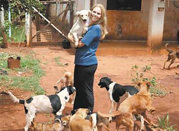 Protetora de animais, a auxiliar de enfermagem Luciana Mertz abriga cerca de 40 cachorros no quintal de sua casa