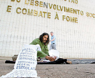 O morador de rua Rivanor de Sousa na Esplanada dos Ministrios, em Braslia
