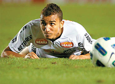 Danilo, em lance de jogo do Santos, na Vila Belmiro