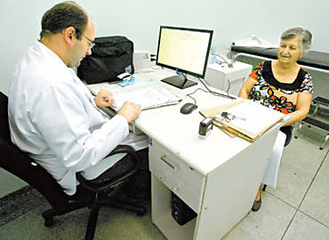 Mdico Milton Cabral atende paciente na UBS do Maria Casagrande