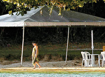 A presidente Dilma Roussef passeia pela praia de Irema, privativa da Marinha, na Bahia, onde est com a famlia