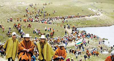 Andinos na lagoa Cortada, em Cajamarca, protestam em novembro contra a explorao de ouro em Conga; extrao foi suspensa no incio do ms