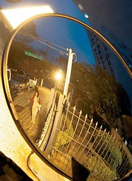 Prdio na rua Joo Arruda, em Perdizes, instalou refletores para tentar reduzir o furto de veculos