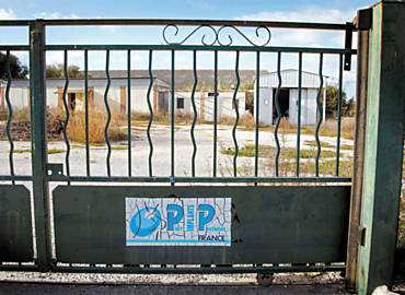 Porto trancado da fabricante de silicone PIP, j fechada, perto de Toulon, na Frana