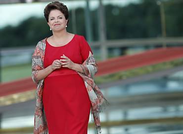 Dilma usa vestido vermelho e xale para receber o presidente americano Barack Obama no Palácio da Alvorada