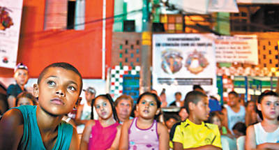 Crianas da favela da Vila Prudente assistem a curtas a cu aberto