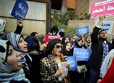 No Cairo, demonstrao pblica contra testes de virgindade feitos em prisioneiras no pas