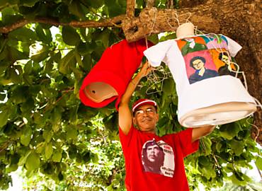 Humberto da Silva vende camisa com rosto da presidente