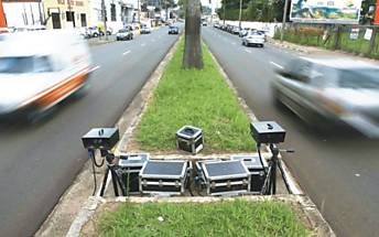 Veculos passam por radares instalados na avenida Getlio Vargas, uma das sete que tm fiscalizao em So Carlos
