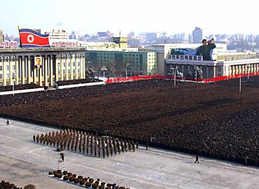Milhares de pessoas participam da ltima cerimnia do funeral do ditador norte-coreado Kim Jong-il em Pyongyan; filho do dirigente foi declarado oficialmente como seu sucessor