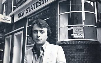 O jornalista Christopher Hitchens em frente ao escritrio da revista The New Statesman, em 1978