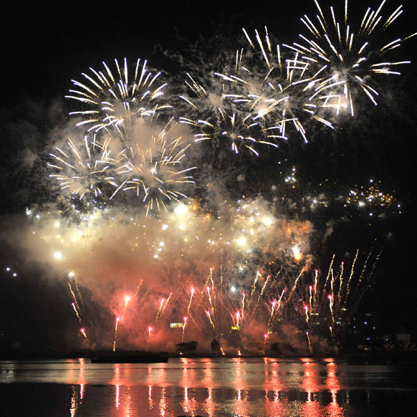 Fogos de artifício, lançado por técnicos franceses, iluminam a lagoa Ebrie e celebrar o final do ano de 2011, em Abidjan, na Costa do Marfim