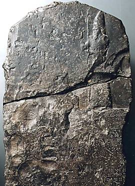 A forma original da estela (poste de pedra comemorativo) do reinado de Nabucodonosor