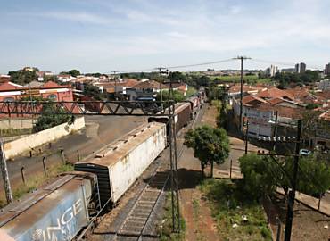 Trem passa na regio da praa Itlia, em So Carlos, que ter investimento de R$ 8,7 mi