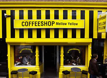 Fachada do 'coffee-shop' Mellow Yellow, um dos mais tradicionais e o primeiro de Amsterd, no mesmo local desde 1970; venda e uso de maconha so permitidos nesse tipo de loja