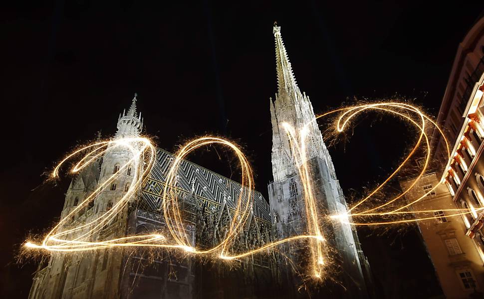 O número 2012 é escrito com fogos de artificio, na queima de fogos em frente à Catedral de São Estêvão, em Viena, na Áustria, para celebrar a chegada de 2012
