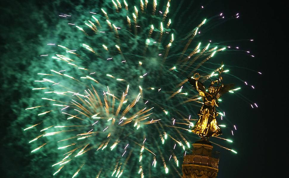 Fogos de artifício explodem para marcas a chegada de 2012, em Berlim, na Alemanha