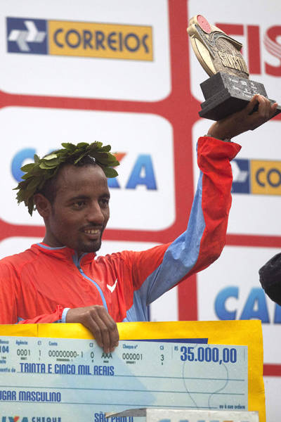 Tariku Bekele, da Etiópia, vencedor a 87ª edição da São Silvestre, levanta o troféu de campeão Leia Mais