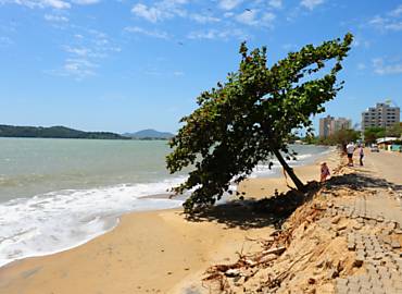 Avano do mar destri a faixa de areia da praia de balnerio Piarras, em Santa Catarina