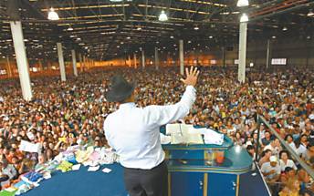 F Pastor Valdemiro Santiago faz culto de inaugurao de templo em Guarulhos da Igreja Mundial do Poder de Deus, que tem capacidade para 150 mil pessoas