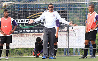 O tcnico Narciso, ex-jogador do Santos, comanda treino do time jnior do Corinthians