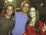 Sandy ao lado do irmão, Junior, e do ator Guilherme Fontes durante festa de lançamento da novela "Estrela Guia"