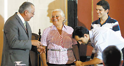 Diretor do Arquivo Nacional, Jaime Silva ( esq.), recebe da viva de Prestes e de netos dele arquivos do lder comunista