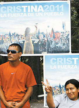 Simpatizantes de Cristina na entrada do hospital; nos cartazes,l-se 'a fora de um povo'