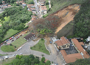 Desmoronamento de terra que atingiu a rodoviria de Ouro Preto e causou a morte de pelo menos um taxista; corpo de outro motorista  procurado