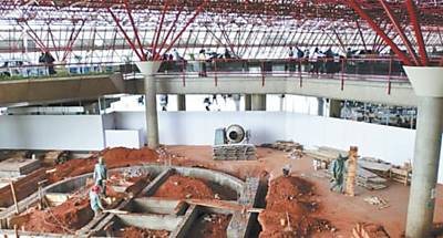 Operrios trabalham nas obras de reforma no aeroporto internacional de Braslia; por atrasos, terminal perdeu R$ 96 milhes no oramento