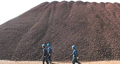 Carga de minrio de ferro no porto de Xangai, na China; at novembro, pas comprou US$ 18 bi desse produto do Brasil