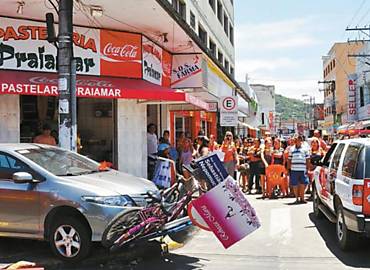 Honda city dirigido por idosa e que atingiu clientes de pastelaria em Caraguatatuba