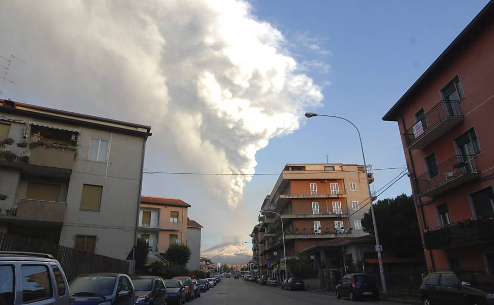 Cidade de Catânia, próxima ao Etna, não sofreu danos ou prejuízos com a erupção Leia mais