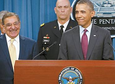 Obama, ao lado de Panetta (esq.) e de um general, faz anúncio no Pentágono sobre a nova estratégia militar dos EUA