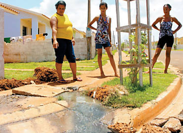 Moradores de casas da CDHU em Ribeiro Preto (SP) mostram vazamento de esgoto