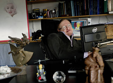 O fsico Stephen Hawking, autor de "Uma Breve Histria do Tempo", em seu escritrio na Universidade de Cambridge