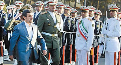 Presidente iraniano passa a guarda em revista em base area de Teer antes de embarcar para tour pela Amrica Latina