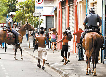 Policiais a cavalo abordam usurios de crack na rua dos Andradas, no centro, ontem