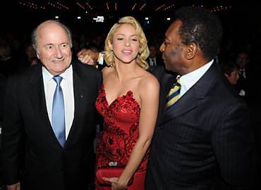 A cantora colombiana Shakira  ladeada por Blatter e Pel em festa da Fifa