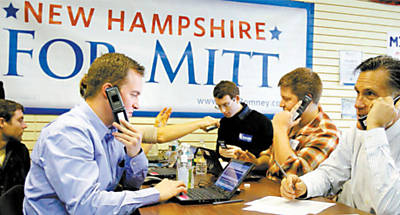 Republicano Mitt Romney ( dir.) une-se a voluntrios para pedir votos por telefone em Manchester, New Hampshire