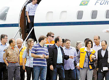 O ministro Fernando Bezerra (centro) visita reas atingidas pela chuva ao lado do ex-governador Garotinho e de Rosinha Matheus, prefeita de Campos (RJ)